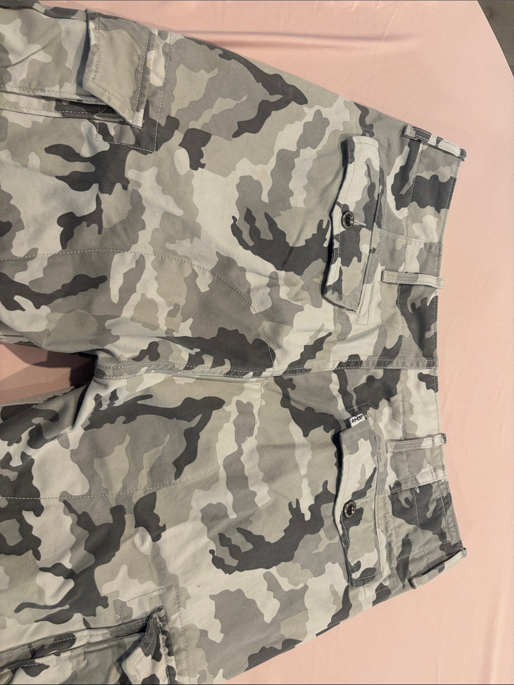 Levi's Men's Relaxed Cargo Jeans in Gray Camo - Picture 6 of 8